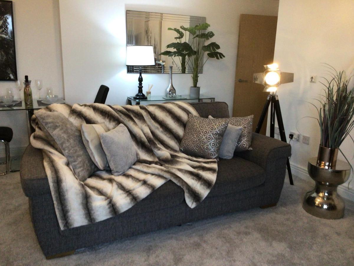 Luxurious River View Apartment With Terrace ウスター エクステリア 写真