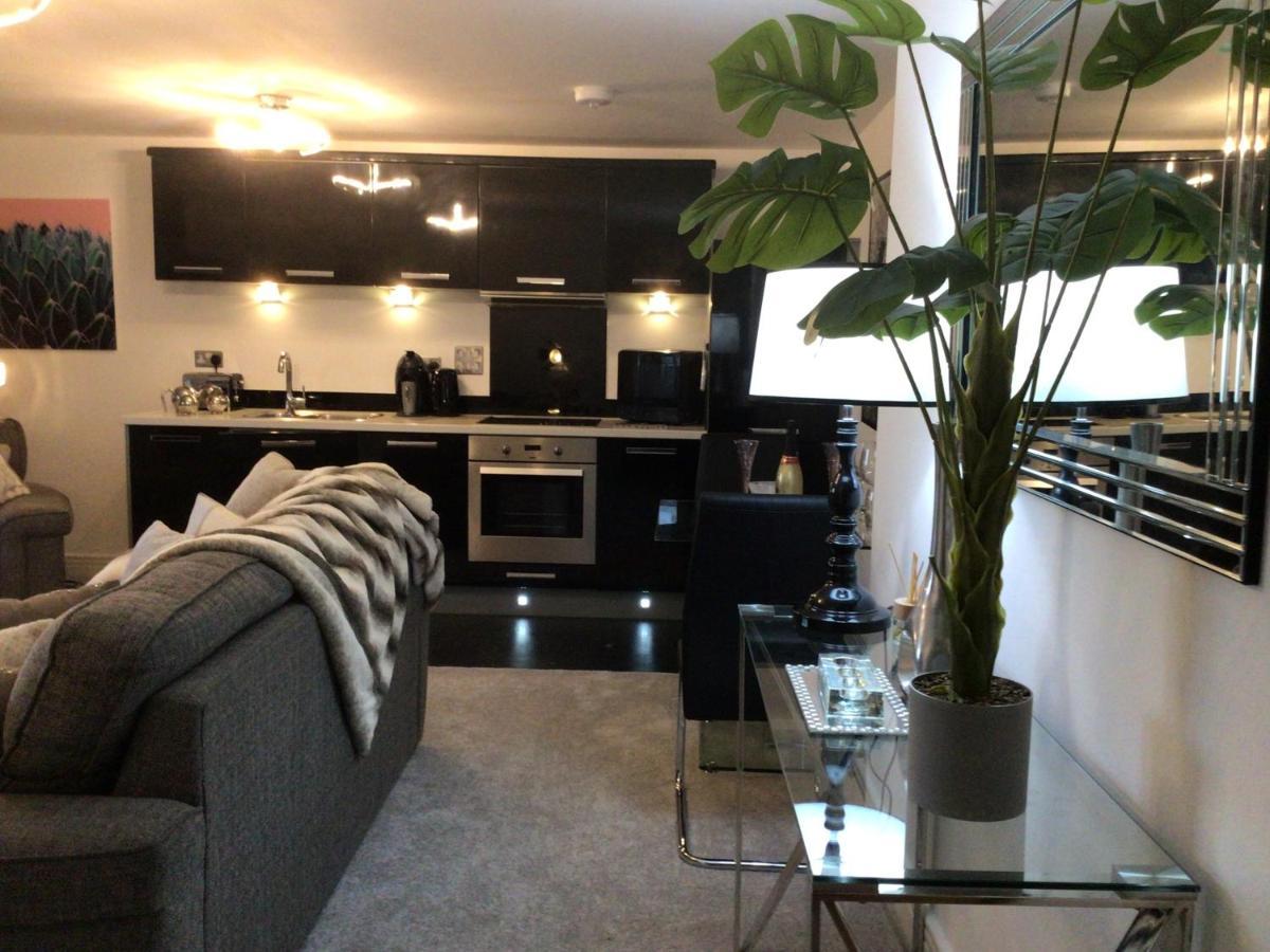 Luxurious River View Apartment With Terrace ウスター エクステリア 写真