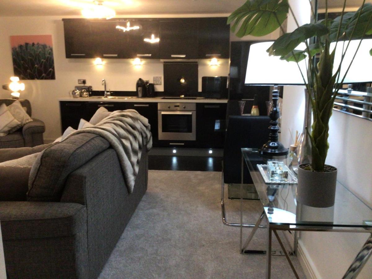 Luxurious River View Apartment With Terrace ウスター エクステリア 写真