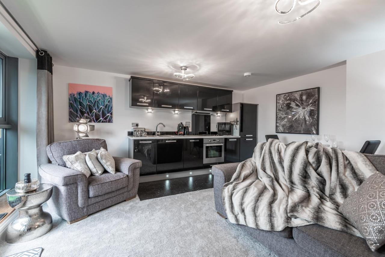 Luxurious River View Apartment With Terrace ウスター エクステリア 写真