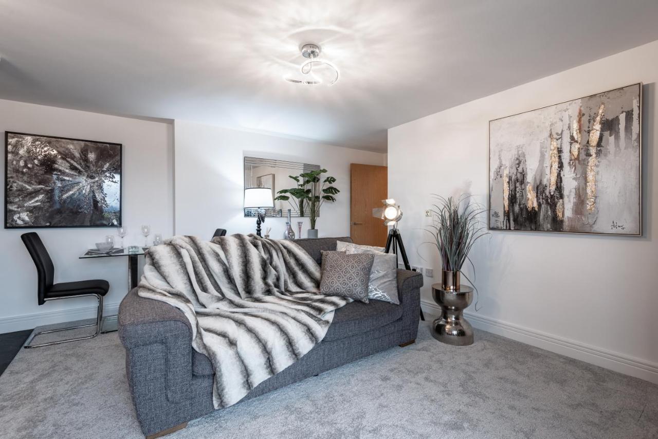 Luxurious River View Apartment With Terrace ウスター エクステリア 写真
