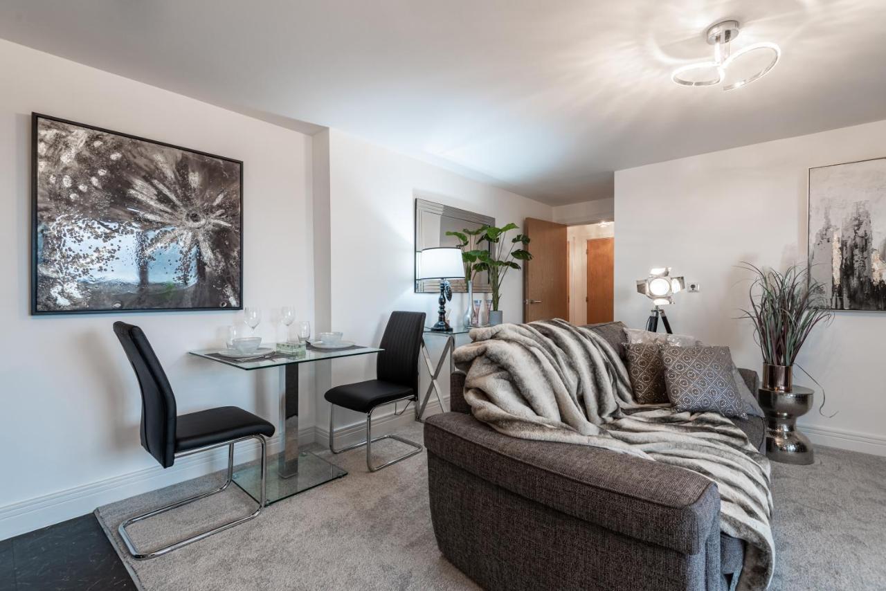 Luxurious River View Apartment With Terrace ウスター エクステリア 写真
