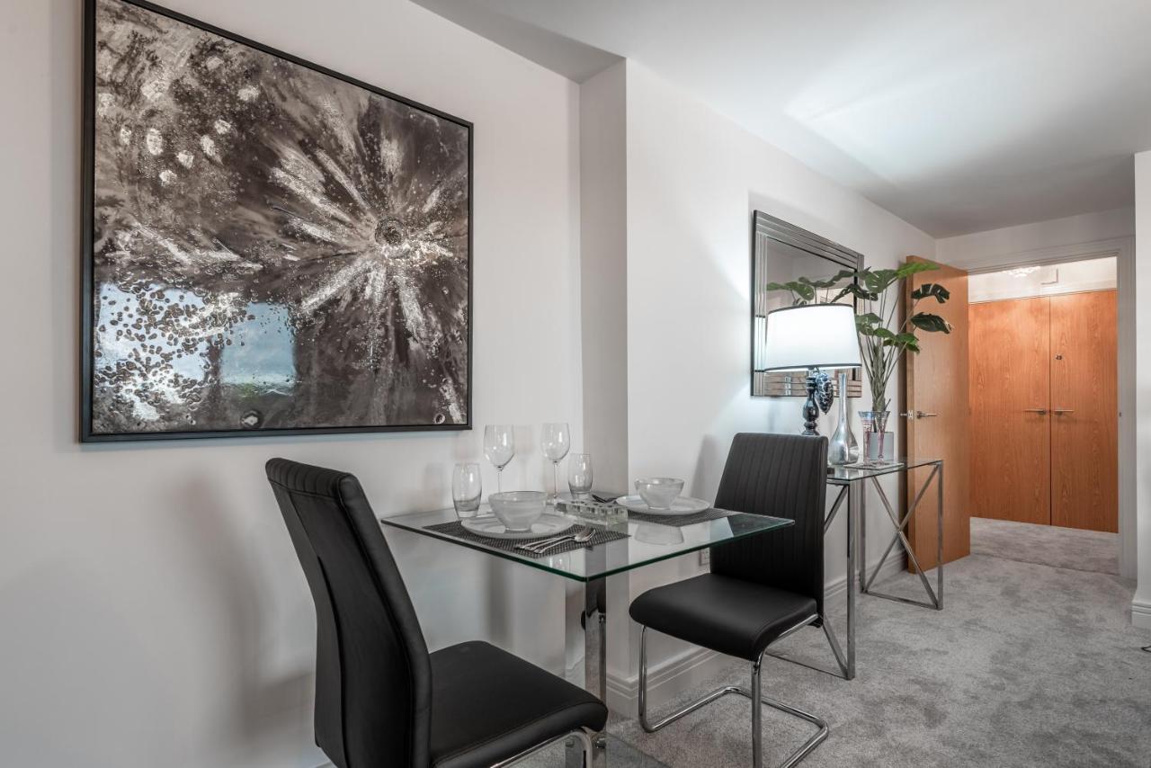 Luxurious River View Apartment With Terrace ウスター エクステリア 写真
